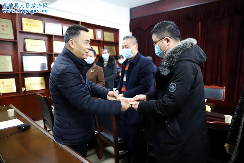 2021年1月29日,县委书记肖巍,县委副书记梁宁一行集中慰问了王志英
