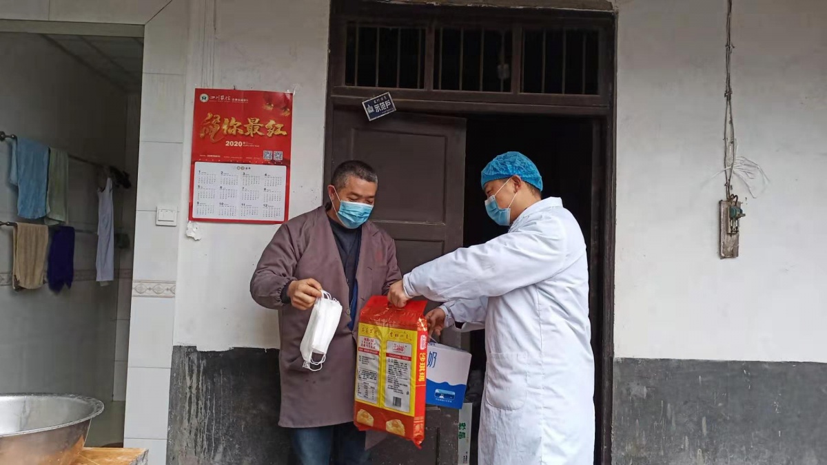 瑞峰镇疫情防控工作组为居家隔离人员送去米,牛奶,口罩