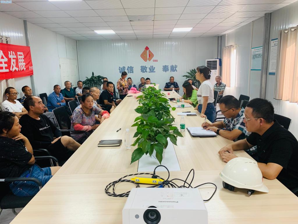 县人社局工作人员向农民工解释相关法律法规