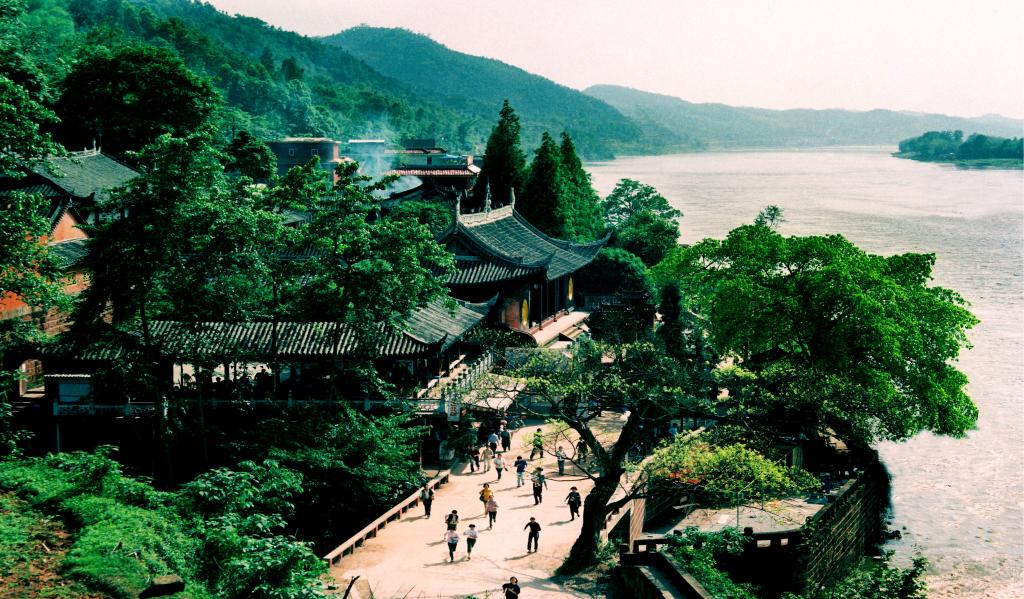 千古名山中岩