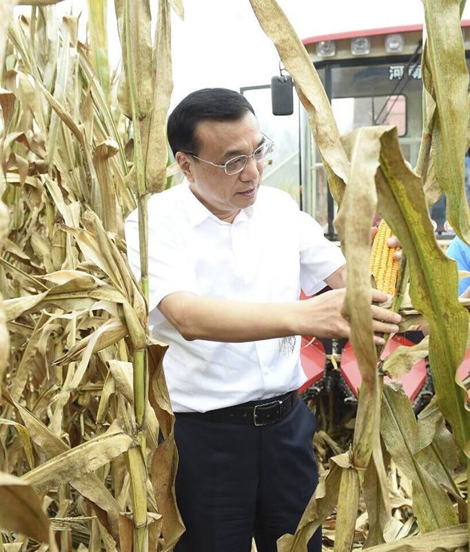 李克强24日到河南长葛老城镇西关村高标准农田察看玉米收成。图片来自中国政府网