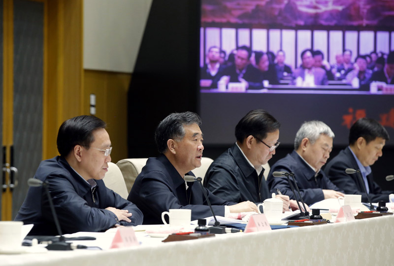 12月1日,全国易地扶贫搬迁工作电视电话会议在北京召开。中共中央政治局委员、国务院副总理汪洋出席会议并讲话。 12月1日,全国易地扶贫搬迁工作电视电话会议在北京召开。中共中央政治局委员、国务院副总理汪洋出席会议并讲话。