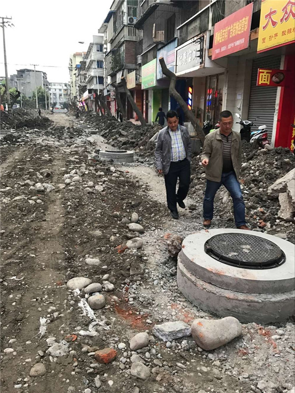 县住建局党组书记、局长刘建林正在查看花园街片区综合整治情况