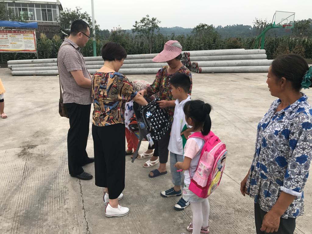 经信局党总支看望慰问联系村贫困留守儿童