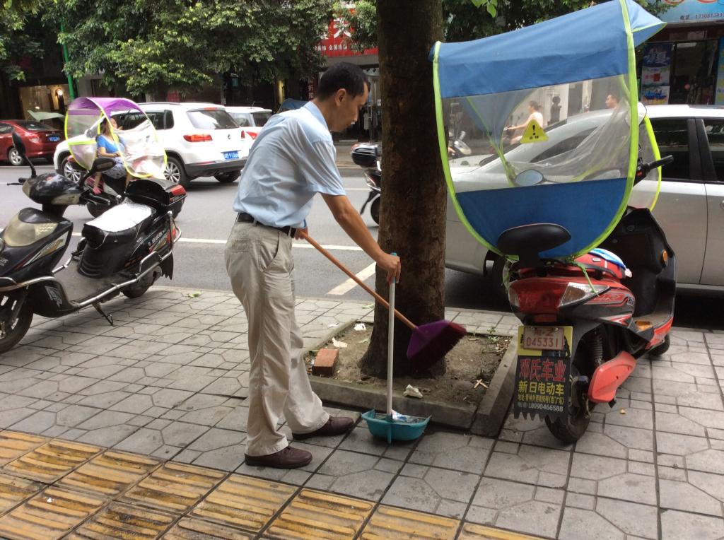 经信局环境卫生综合整治落到实处，组织人员除牛皮癣，干部职工提起扫把清理卫生死角