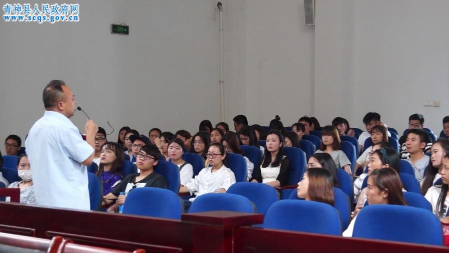 图为青神法院常务副院长赵亮向师生作讲话发言