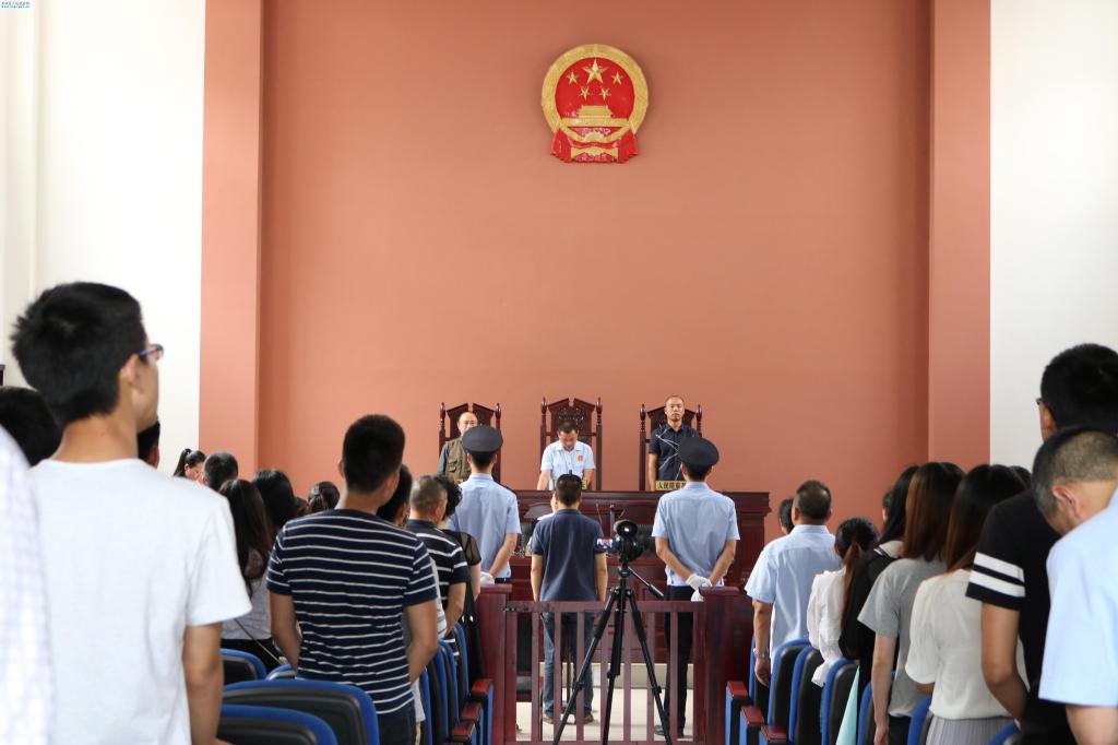 图为高校师生见证当庭宣判