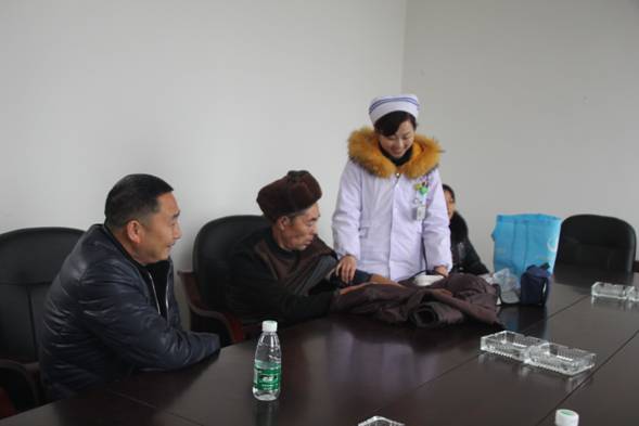 为贫困人员进行身体检查