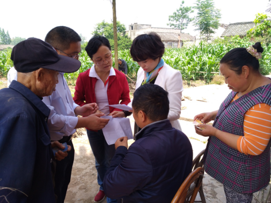 检查组查阅森林生态效益补偿资金兑现档案资料