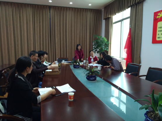 检查组一行深入农户家中走访调查