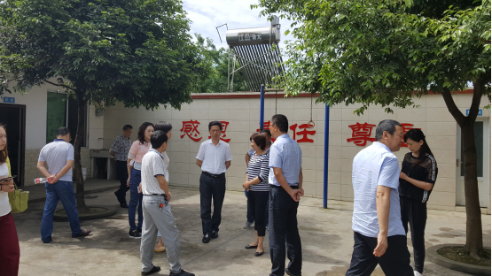 图为李会全理事长一行现场参观中岩阳光农场
