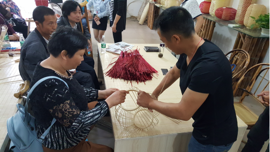 图为竹编就业现场